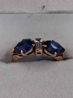 10k 2.9g,yellow gold ring, blue stone size 6