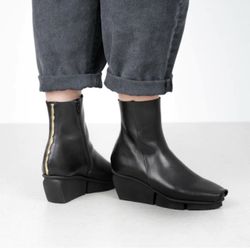 Trippen Flaw Boot Size : 38 = US:7.5/8  The Trippen Flaw Boot features a wedge sole, an inner zipper for easy accessibility, a squared toe with a plea