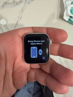 Apple Watch SE (2nd Gen) [GPS 40mm] Smartwatch with Starlight Aluminum Case, Fitness and Sleep Trackers, Crash Detection, Heart Rate Monitor, Retina D