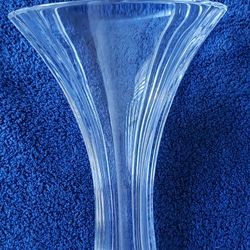 GLASS FLOWER VASE. CRYSTAL