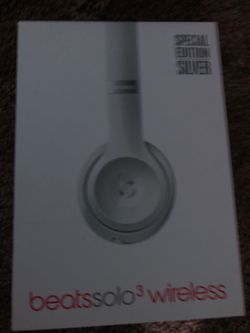 Beats solo 3 for 300dollars very good condition and charger to