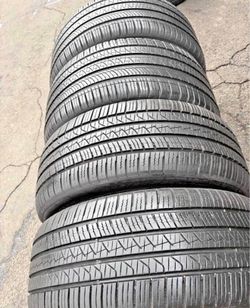 285/45/22  pirelli Selling a set of 4 tires in excellent condition 🫡