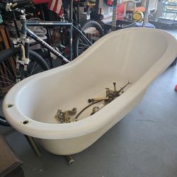 ANTIQUE PORCELAIN TUB