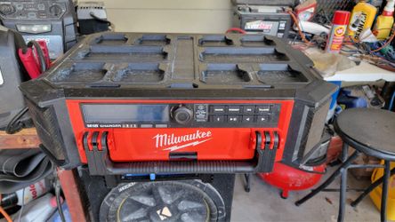 Milwaukee m18 paackout radio