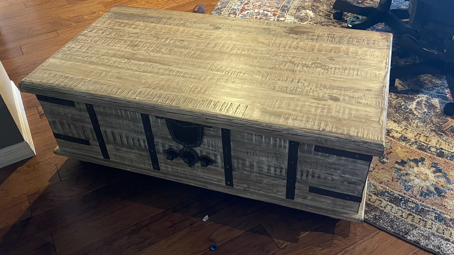 Pottery Barn Coffee Table w/ Lifting Top & Storage