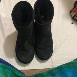 Girls UGG CLASSIC SHORTS Boots Black Size 2