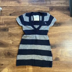 Brand New Woman’s Abercrombie & Fitch brand Navy Blue and Gray colored Wool Sweater Dress Up For Sale