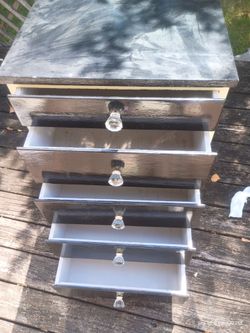Solid wood dresser and good condition