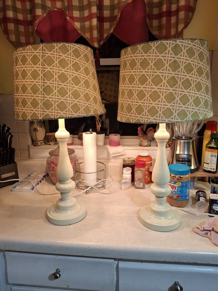 REALLY Nice PAIR OF GREEN AND WHITE TABLE LAMPS GREAT CONDITION