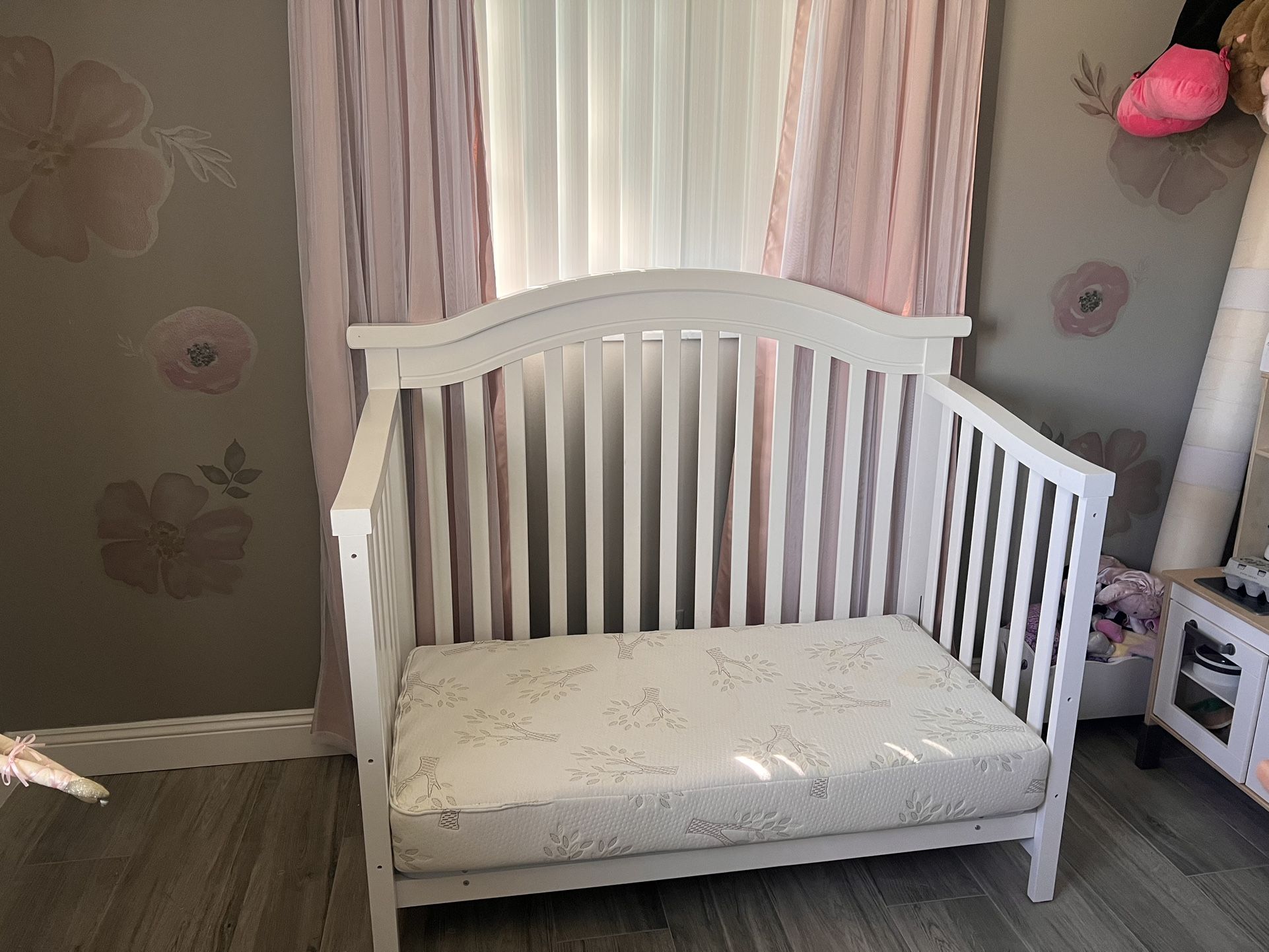 Baby White Crib/Toddler Bed