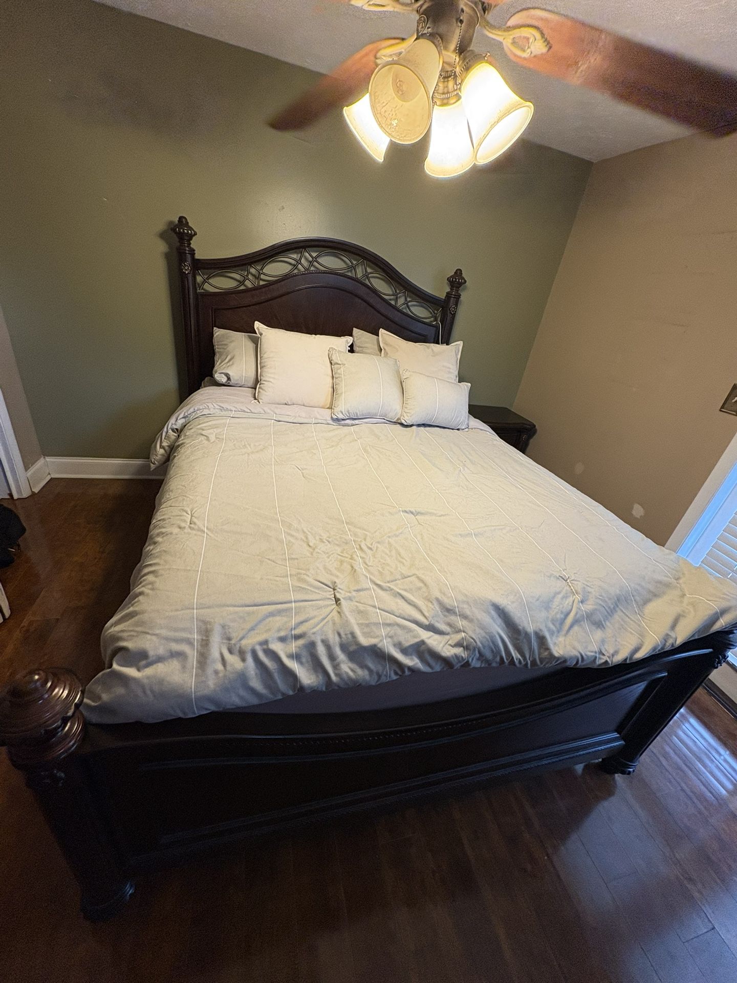 Queen Bedroom Set - Dresser, Mirror, Nightstand
