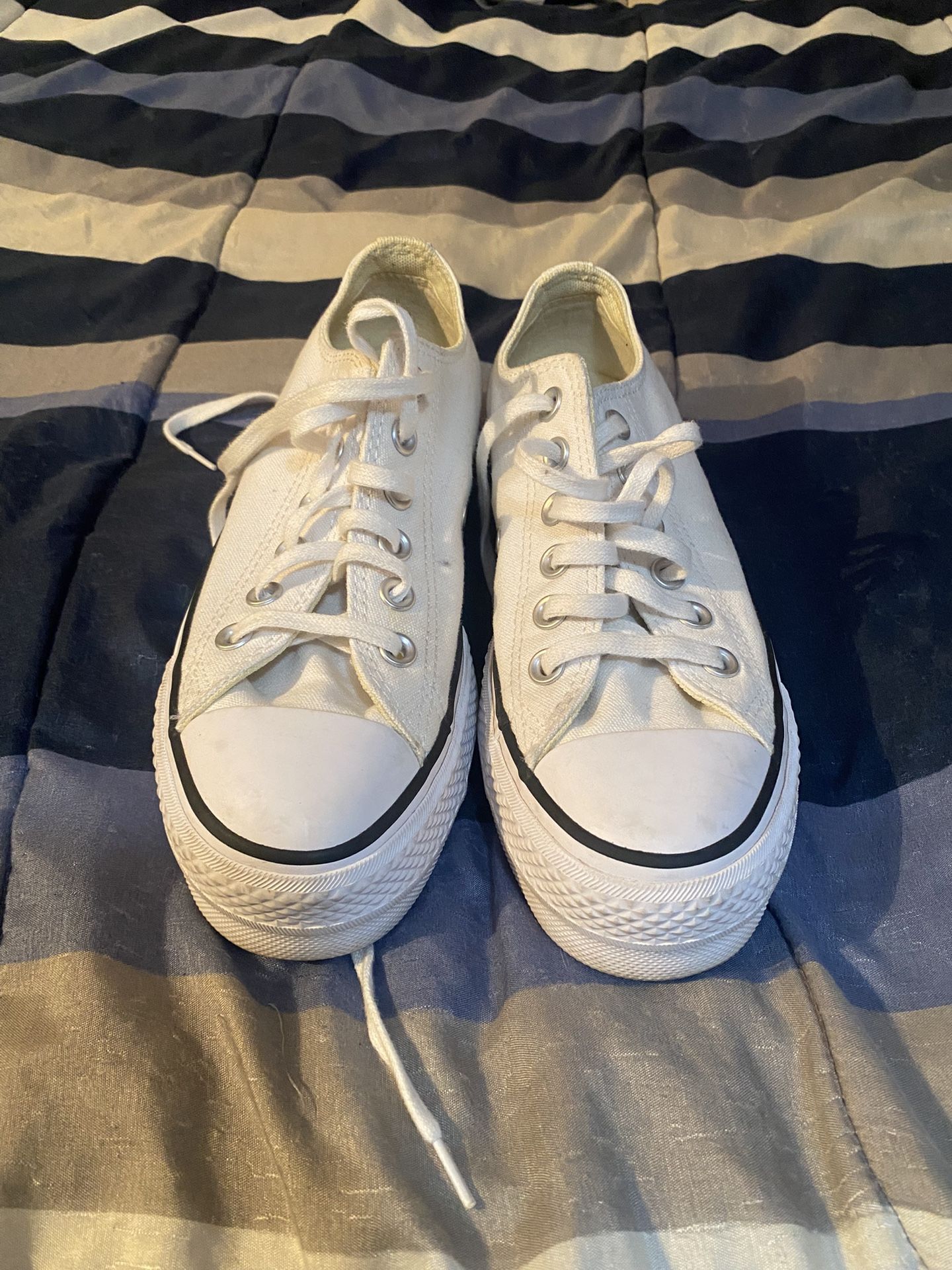 White Low Top Converse Women’s Size 6 Shoes
