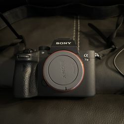 Sony - Alpha a7 III Mirrorless [Video] 4K Camera with FE 28-70 mm F3.5-5.6 OSS Lens - Black