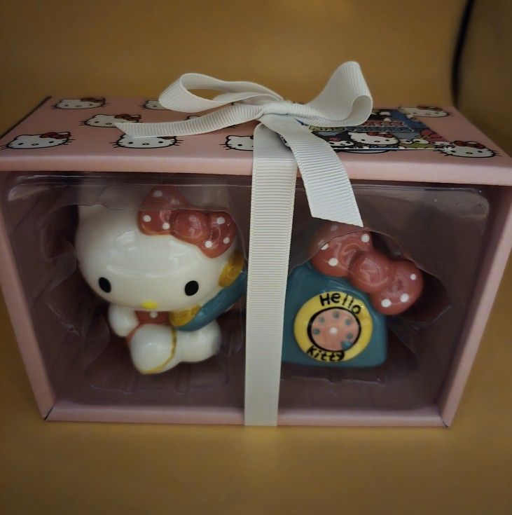 Hello Kitty Phone A Friend Salt And Peper Set