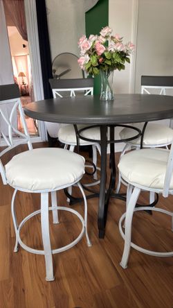 Table with 4 chairs