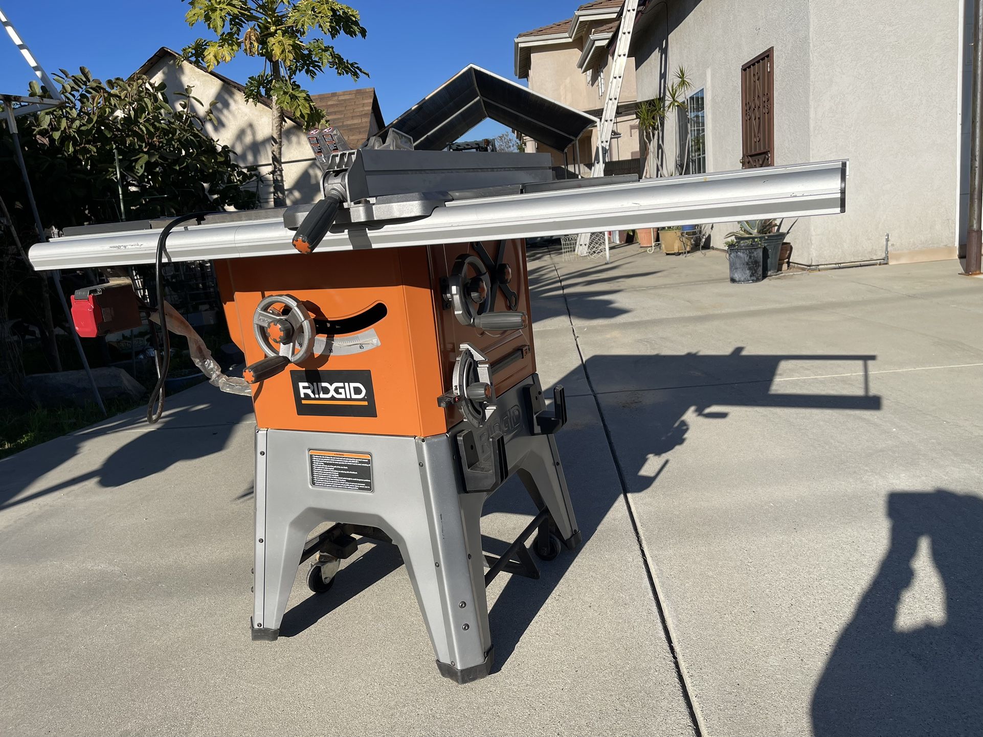 Rigid Table Saw Professional.