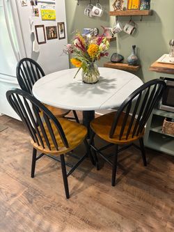 36” Round Dining Table w/ 3chairs