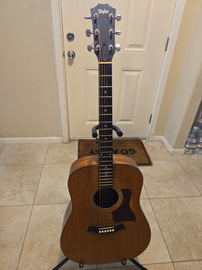Taylor 110e Acoustic Guitar, Solid Spruce Top, Walnut Back/Sides
