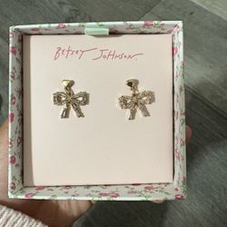 Betsey Johnson Small bow earrings