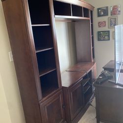 TV ENTERTAINMENT CENTER 