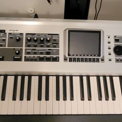Roland Fantom-X8 Fully Weighted 88-Key Workstation Keyboard