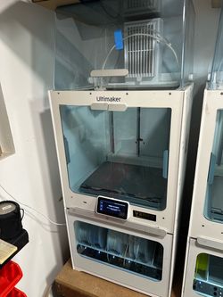 Ultimaker S5 with Material Station and Air manager