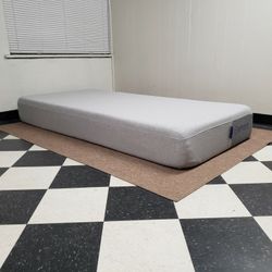 Extra Long Twin size mattress - can DELIVER almost anywhere for $20 extra - gently used and in LIKE NEW condition 😍