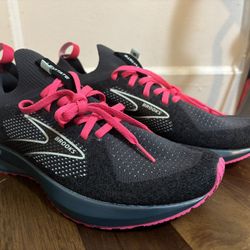 NEW BROOKS WOMENS LEVITATE 5 Size 8 MEDIUM