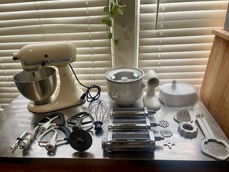 KitchenAid Stand Mixer + 4 Attachments