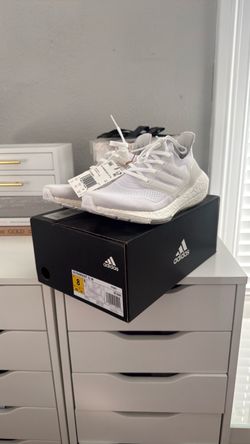 Women’s Adidas Ultraboost 21 (Size 8- Fits 8.5/9)