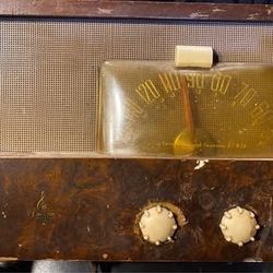 VINTAGE 1947 EMERSON MODEL 541 AM RADIO WITH SWIRLED BROWN FRONT- Working