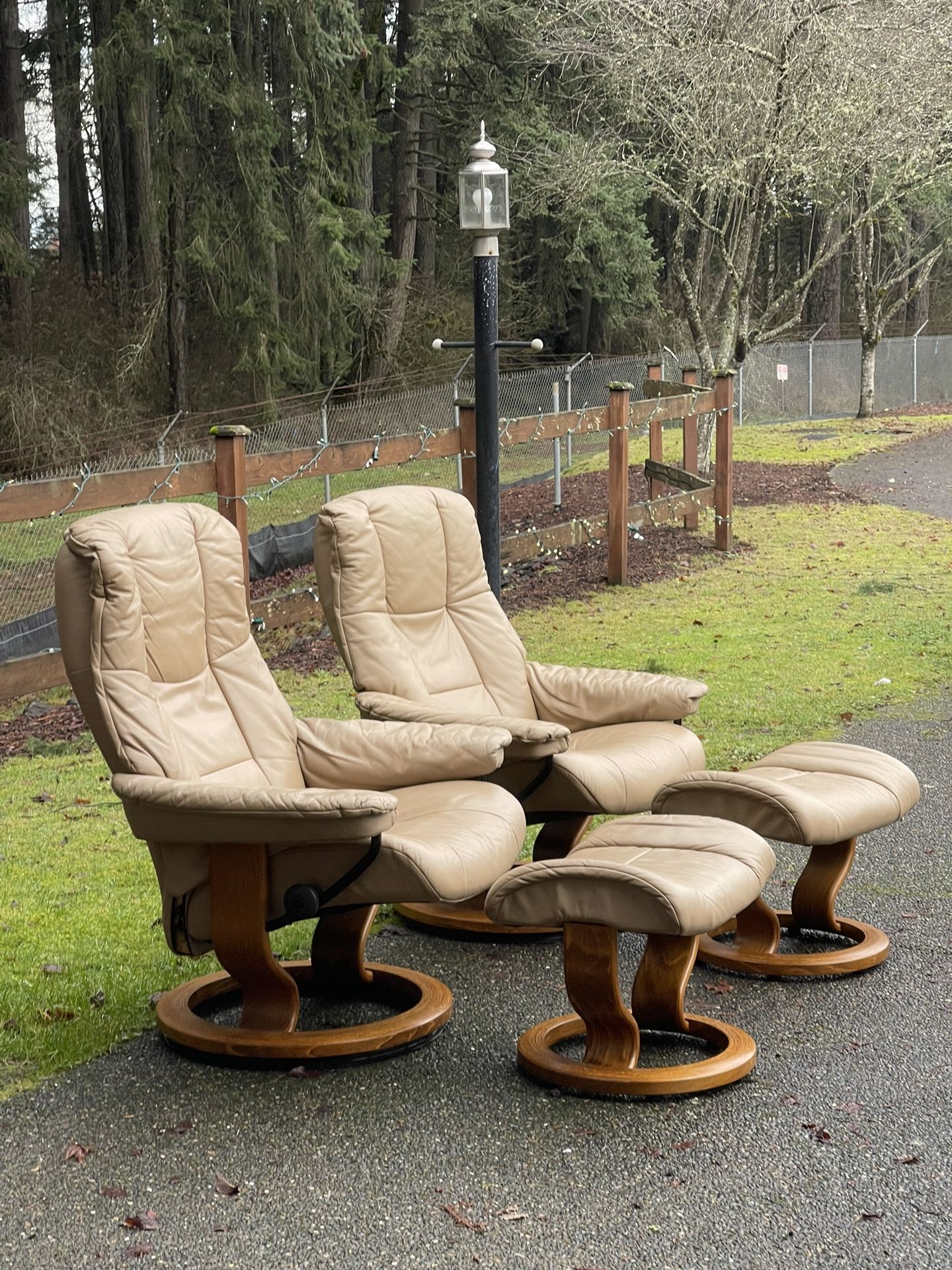 Ekornes Stressless  Chair And Ottoman Set Of 2