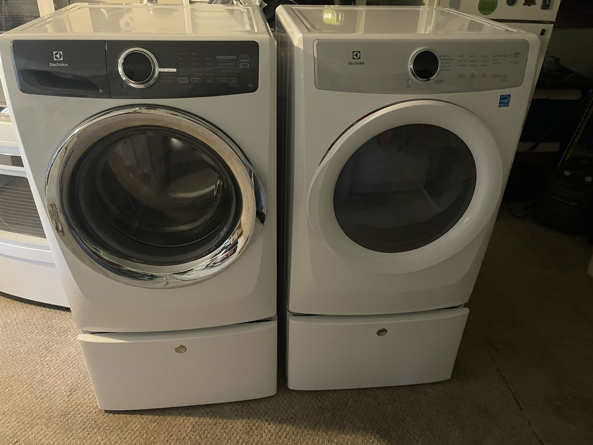 4 Yr Old Electrolux White Frontload Washer He/Electric Dryer Match Set On Pedestals 