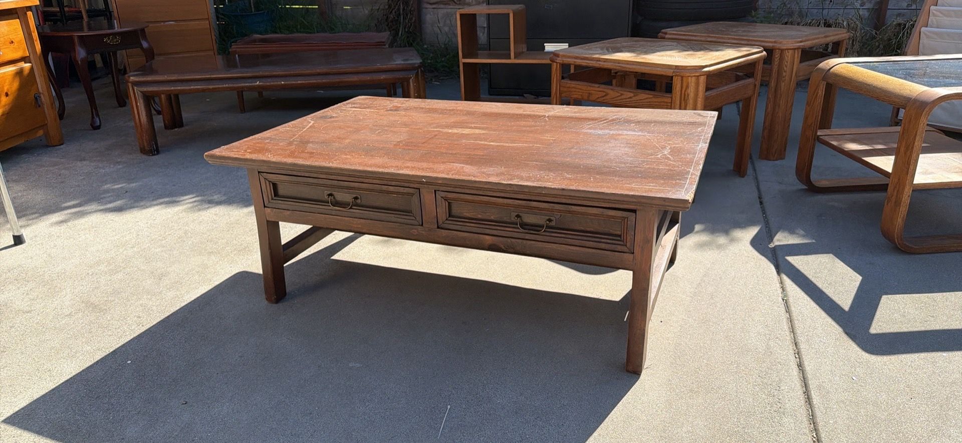 Solid wood coffee table with 2 drawers