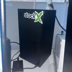 xbox series x with controller like new with rechargeable battery’s