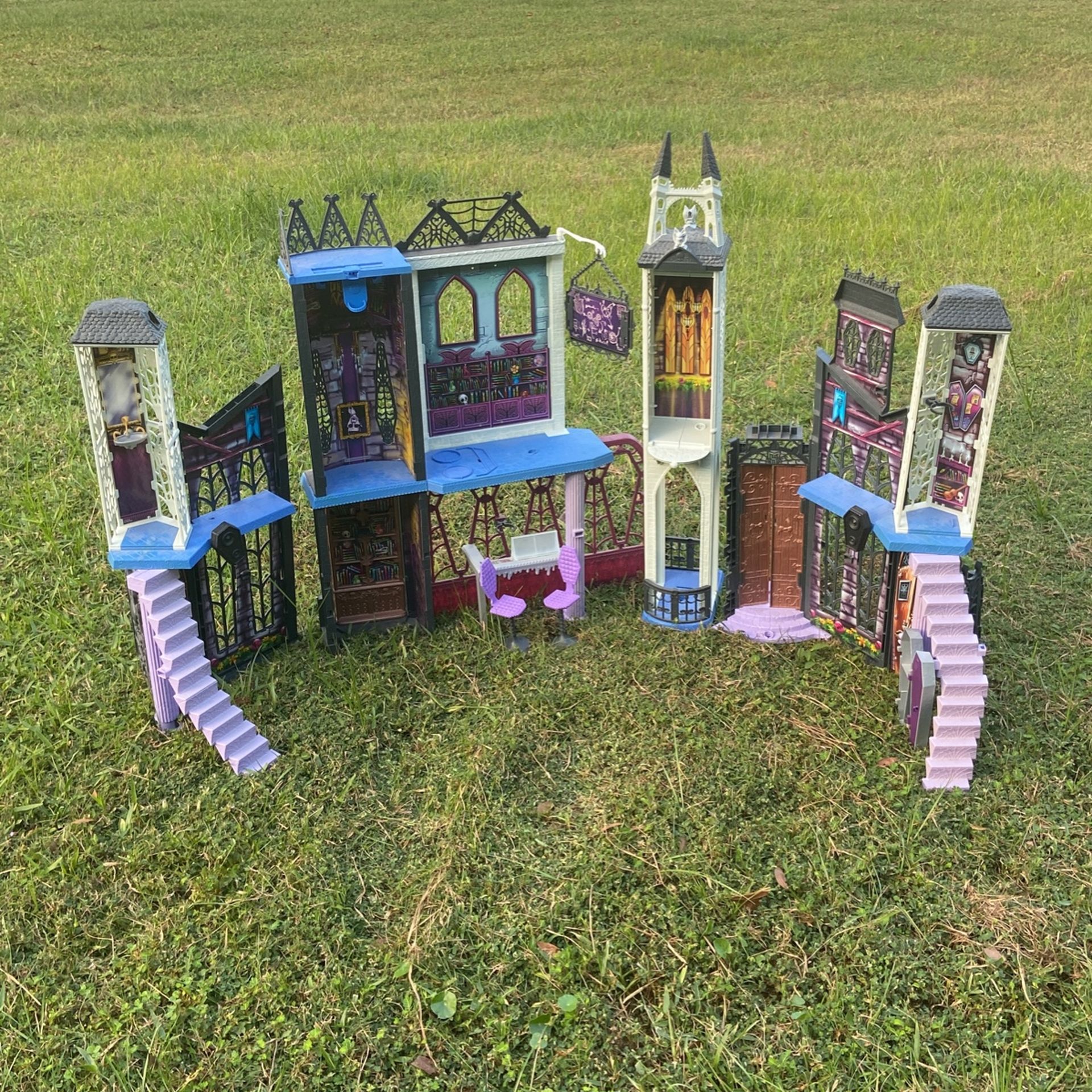 Monter High Deadluxe Dollhouse