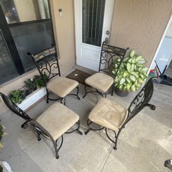 4 Dinners Chairs 