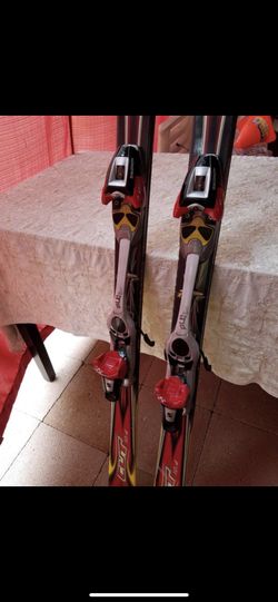ROSSIGNOL SKI SET WITH A CARRY BAG. ALMOST NEW, USED FEW TIMES. 177 cm, 6 feet $175