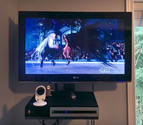LG Flat Screen TV - 32”