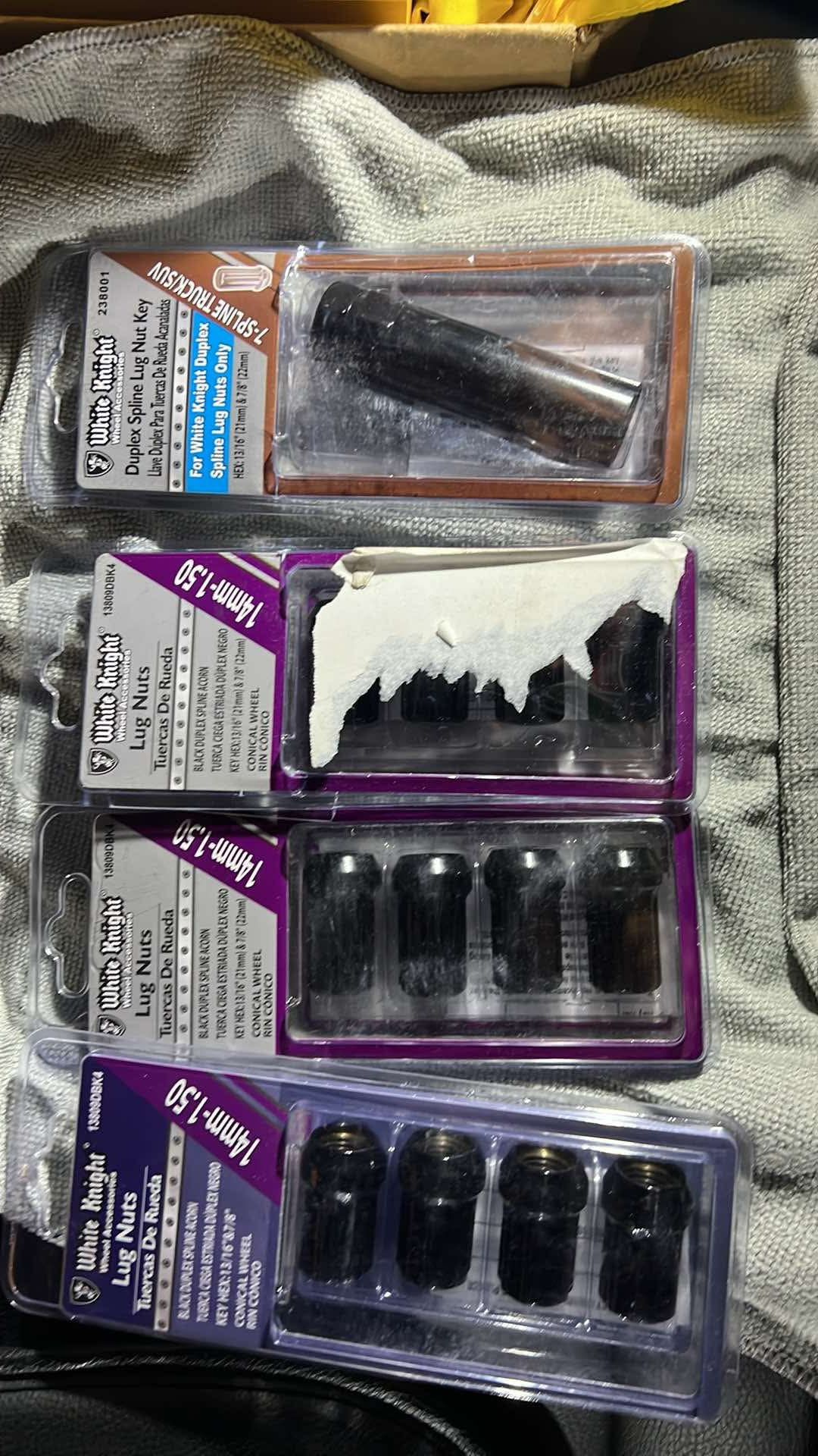 14mm-1.5 lug nuts with locking key