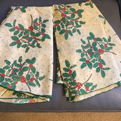2 x 70” Round Christmas Holly Tablecloth