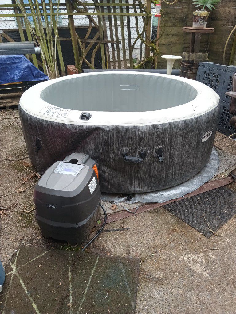 Inflatable Hot Tub/Spa 104° With Jets