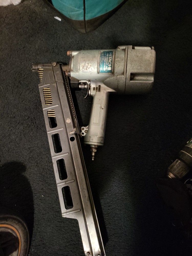 Hitachi NR83A2 Strip Nailer 