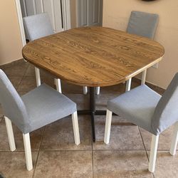 Kitchen dining table with four beautiful chairs, excellent condition H30. 42X42 free delivery.