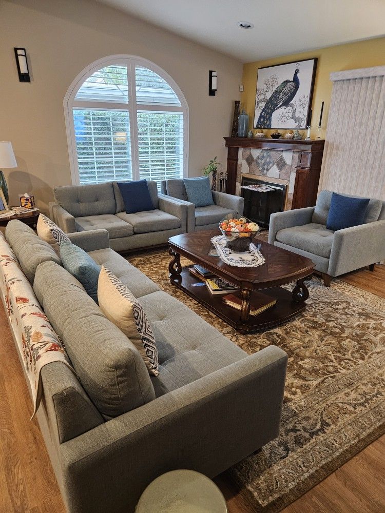 4  Pieces Sofa Set , Excellent condtion.