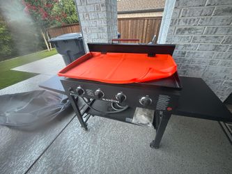Nice 36” Blackstone griddle.