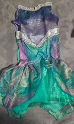 Size 3t-4t mermaid costume/ talla 3t-4t disfraz de sirena