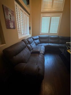 Living Spaces Power Reclining Sectional w/ Power Headrests, USB & Storage Console - Excellent Condition