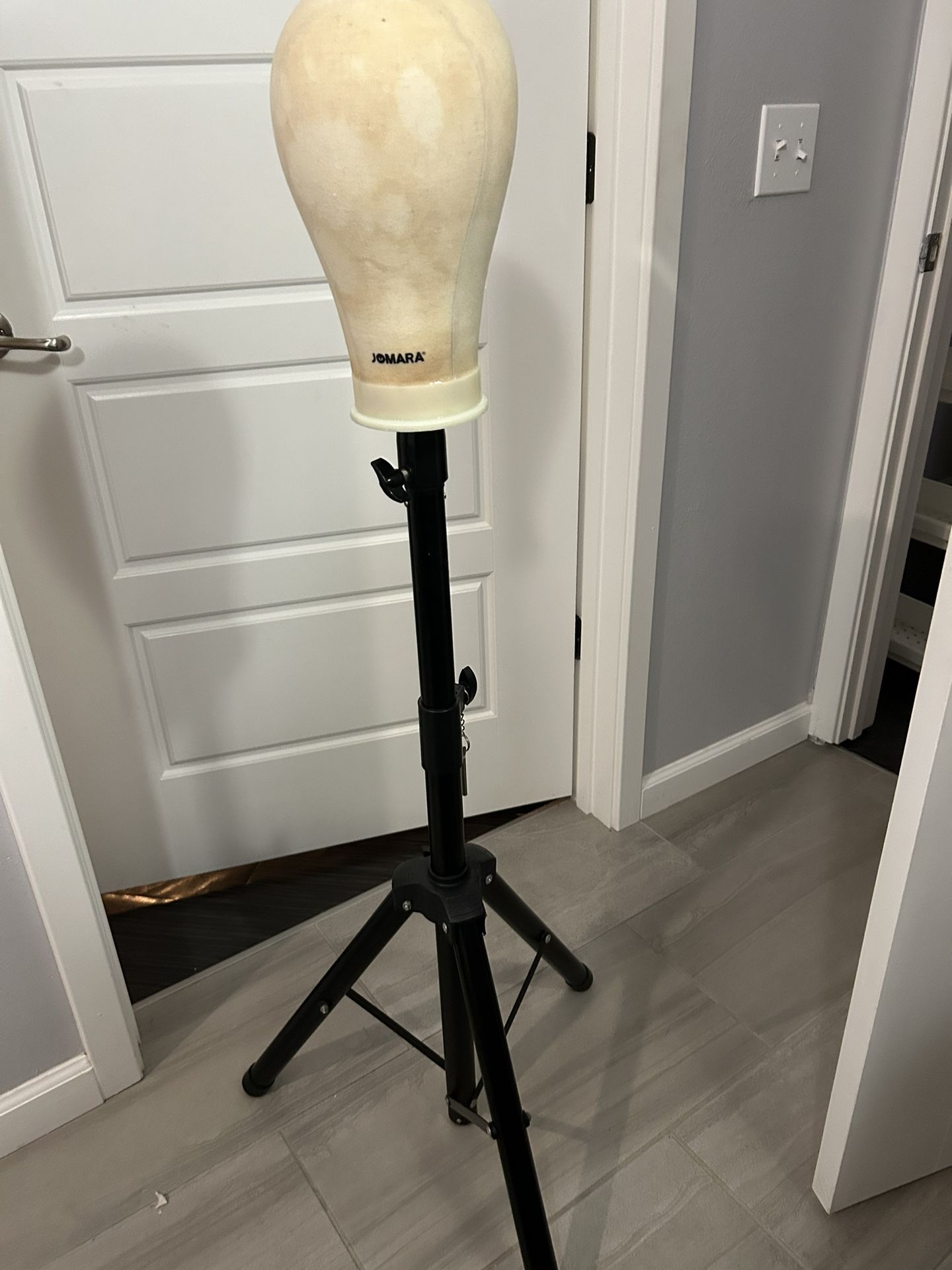 Foram Black Height Adjustable Wig Stand