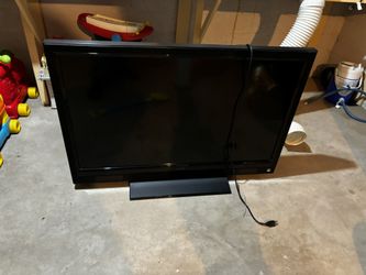 Entertainment Bundle Vizio And Magnavox TV With Stand And TV Hutch